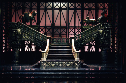 décor escalier exposé ©Opéra national du Capitole - légende Escalier dans LA WALKYRIE conçu par Ezio Frigerio