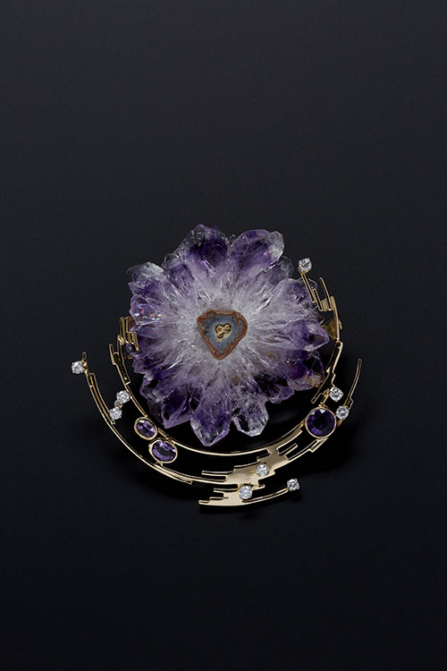 Jean Vendome, Pendentif-Broche Rosace, or jaune, diamants, fleur-tranche d'améthyste brute, améthystes rondes et ovales - Photo Benjamin Chelly