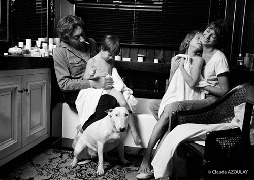 © Claude Azoulay_Serge Gainsbourg, Charlotte, Jane Birkin et Kate Barry, rue de Verneuil, Paris, 30 sept. 1976_vignette_600px
