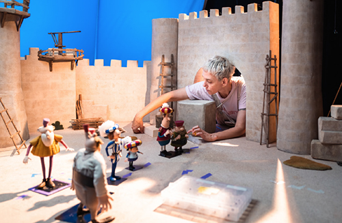 Animatrice en train de placer des marionnettes © Jean-Marie Hosatte