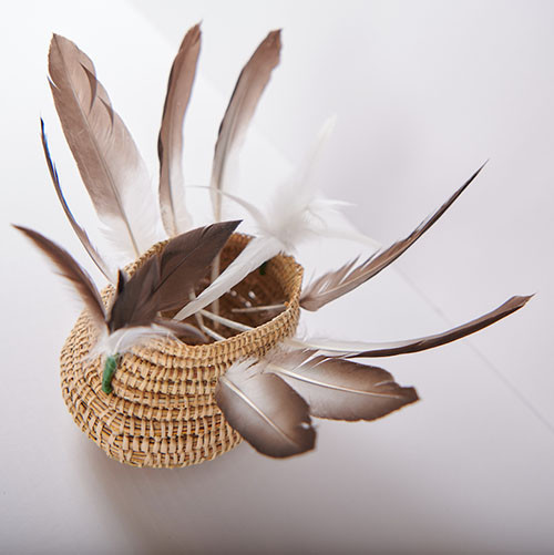 Vannerie fichee de plumes  Photo L. Lachevre